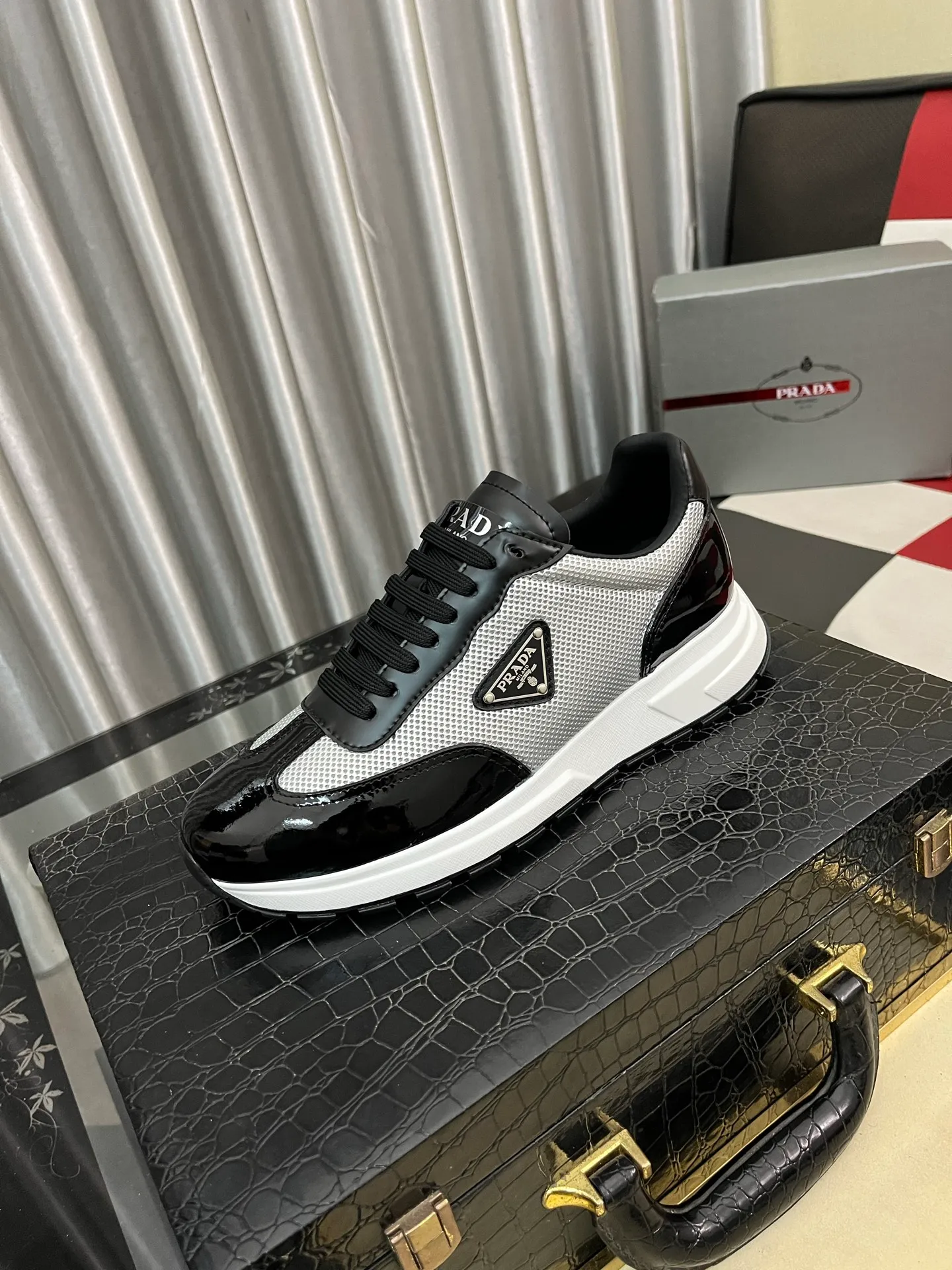 Men's shoes 💰: 560⌚️⌚️[PRADA] Prada casual shoes, originally developed 1:1, made of high-mercerized cowhide with imported cowhide, silk sheepskin lining, rubber outsole, comfortable and soft on the foot, size: 38-442️⃣Colors available